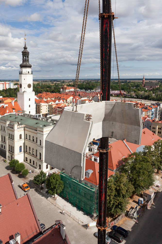 Montaż kopuł na wieży kościoła